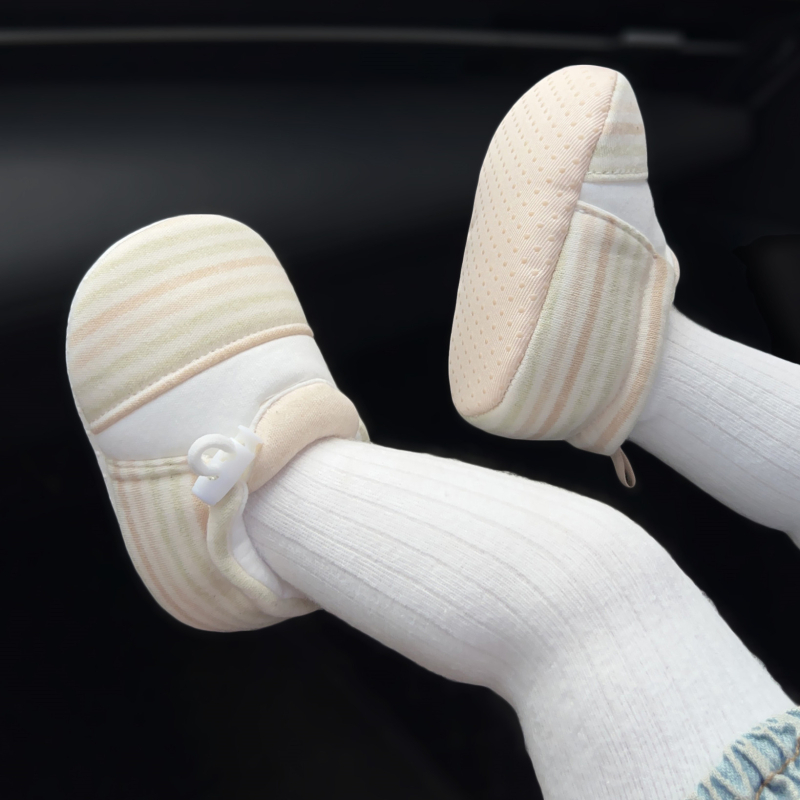 Baba lépéscipő csíkos mintával, pamut felsőrész, csúszásmentes granulált talp, elasztikus zárás