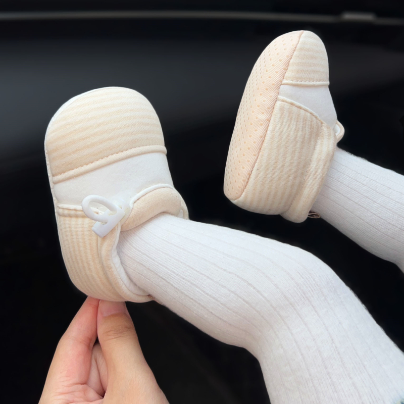 Baba lépéscipő csíkos mintával, pamut felsőrész, csúszásmentes granulált talp, elasztikus zárás