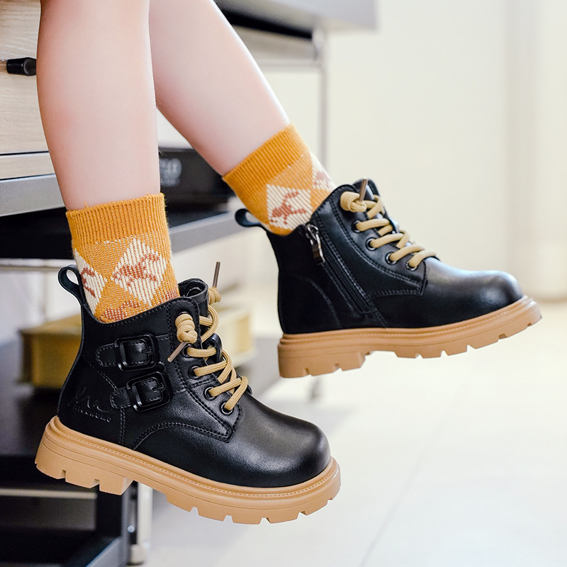 Gyerekeknek készült bőrből készült bakancs fleece belsővel, bőr felső rész, gumírozott talppal, oldalsó cipzárral, középmagasságú, 4–16 éveseknek