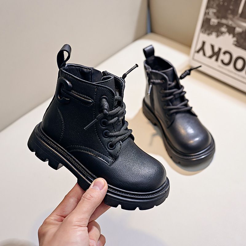 Gyerekeknek készült Martin csizma, két réteg borjúbőrből készült felsőrész, gumírozott talp, oldalsó cipzár, alacsony szár, textil belső talp