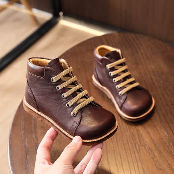 Gyerekeknek szóló bőrből készült bakancs, fűzős, széles orrú, retro stílusú, alacsony szárú, gumírozott talppal