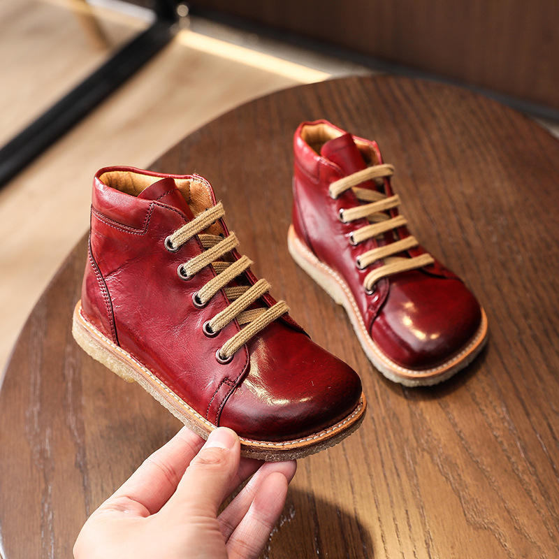Gyerekeknek szóló bőrből készült bakancs, fűzős, széles orrú, retro stílusú, alacsony szárú, gumírozott talppal