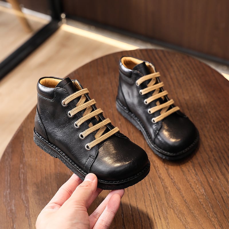 Gyerekeknek szóló bőrből készült bakancs, fűzős, széles orrú, retro stílusú, alacsony szárú, gumírozott talppal