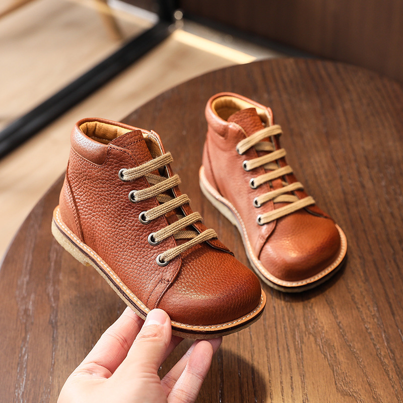 Gyerekeknek szóló bőrből készült bakancs, fűzős, széles orrú, retro stílusú, alacsony szárú, gumírozott talppal