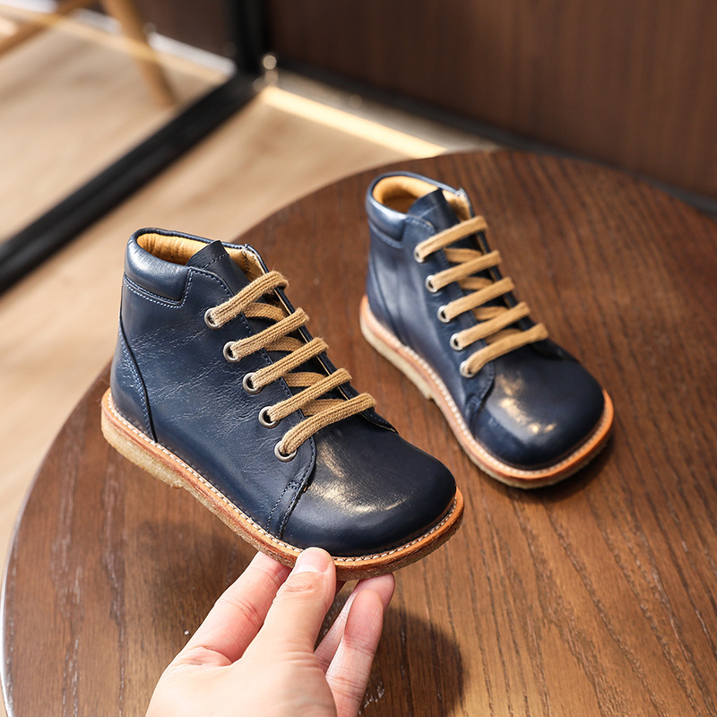 Gyerekeknek szóló bőrből készült bakancs, fűzős, széles orrú, retro stílusú, alacsony szárú, gumírozott talppal