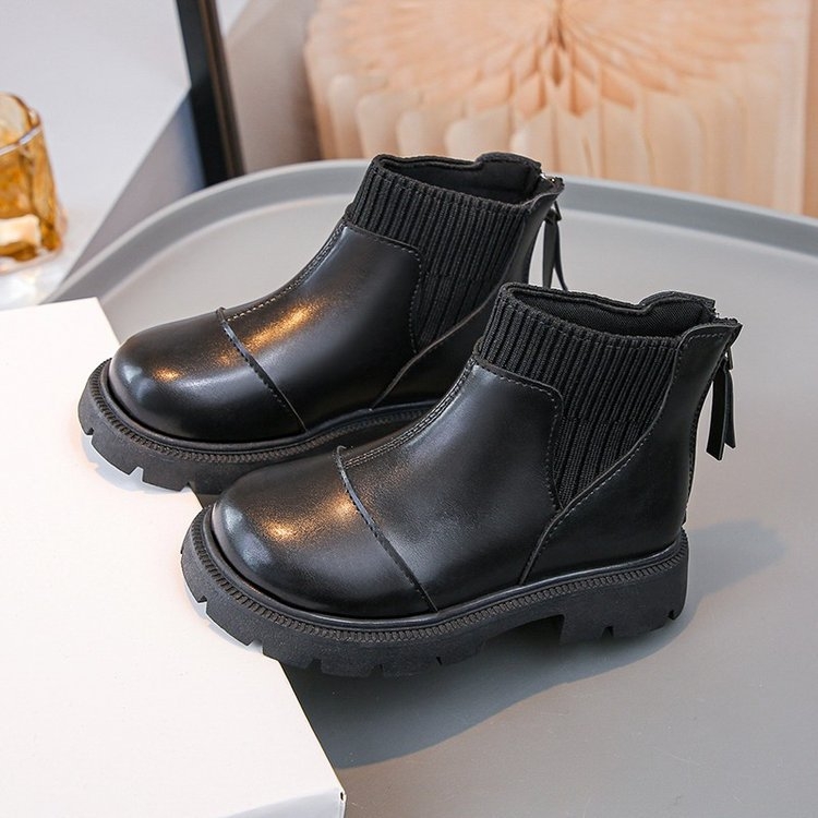 Dječji mokasin od patent kože sa stražnjim zatvaračem, niskim krojem, gumom (uzrast 4–6 godina)