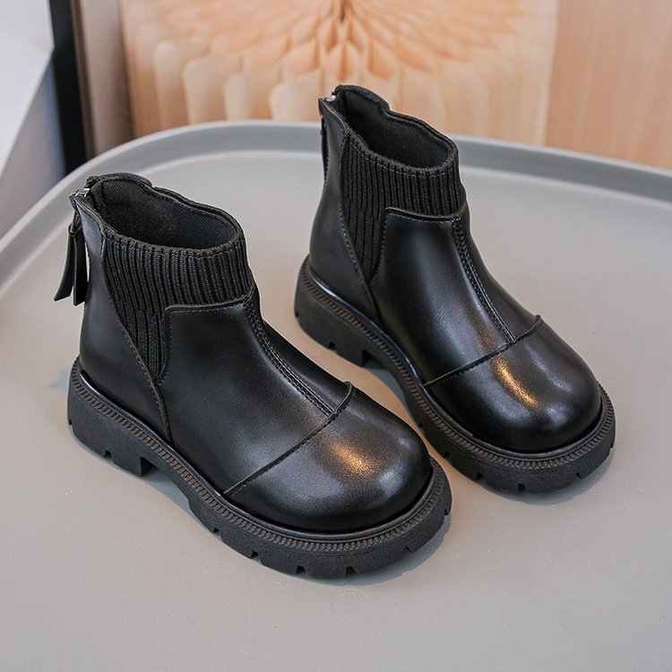 Dječji mokasin od patent kože sa stražnjim zatvaračem, niskim krojem, gumom (uzrast 4–6 godina)