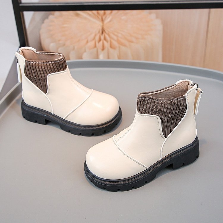 Dječji mokasin od patent kože sa stražnjim zatvaračem, niskim krojem, gumom (uzrast 4–6 godina)