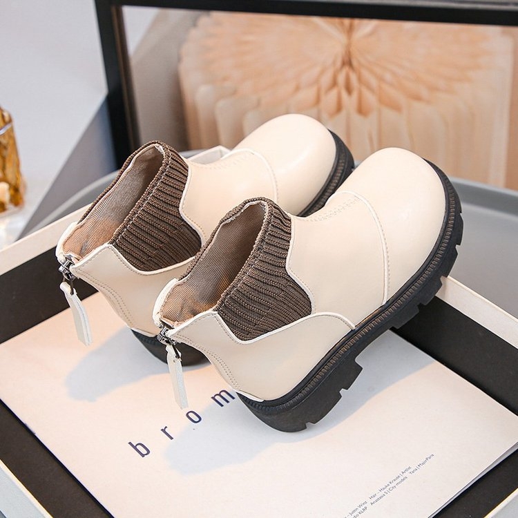 Dječji mokasin od patent kože sa stražnjim zatvaračem, niskim krojem, gumom (uzrast 4–6 godina)