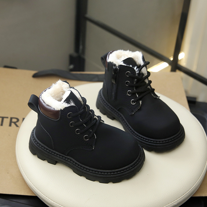 Dječje čizme Martin s fleš podstavom – gornji dio od umjetne kože, gumena potplat, srednja visina čizme, kopčanje sprijeda, unisex