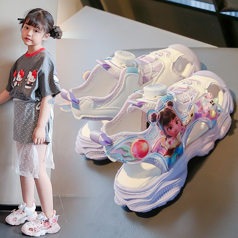 Lány Nezha strand papucsok, nyár 2025, műbőr felsőrész, PVC talp, forgó gombos zárás