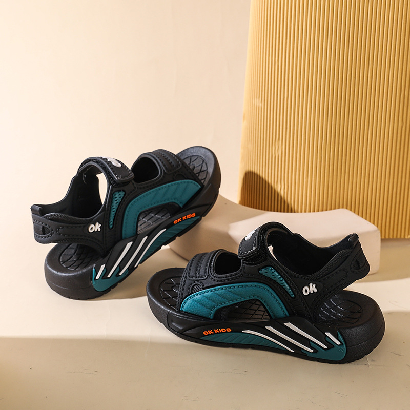 Gyerekeknek szánt szandál Velcro-zárással – Cartoon minta, műanyag felsőrész, PVC talp