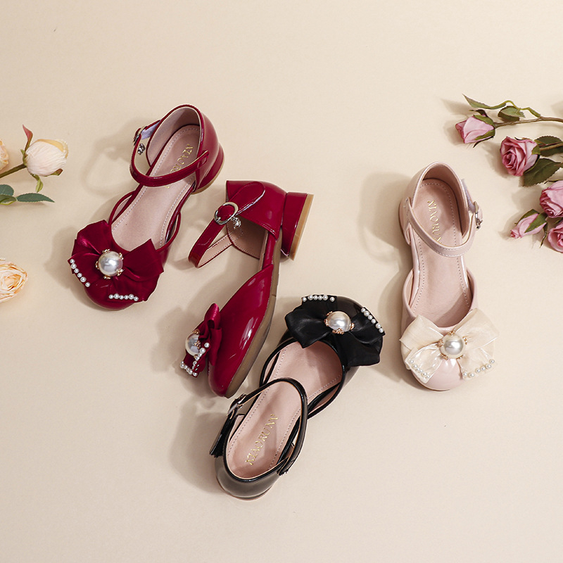 Sandale pentru copii în stil coreean cu toc înalt, vârf decorat cu fluture-floră, închidere Velcro, suprafața din piele sintetică, talpă PVC