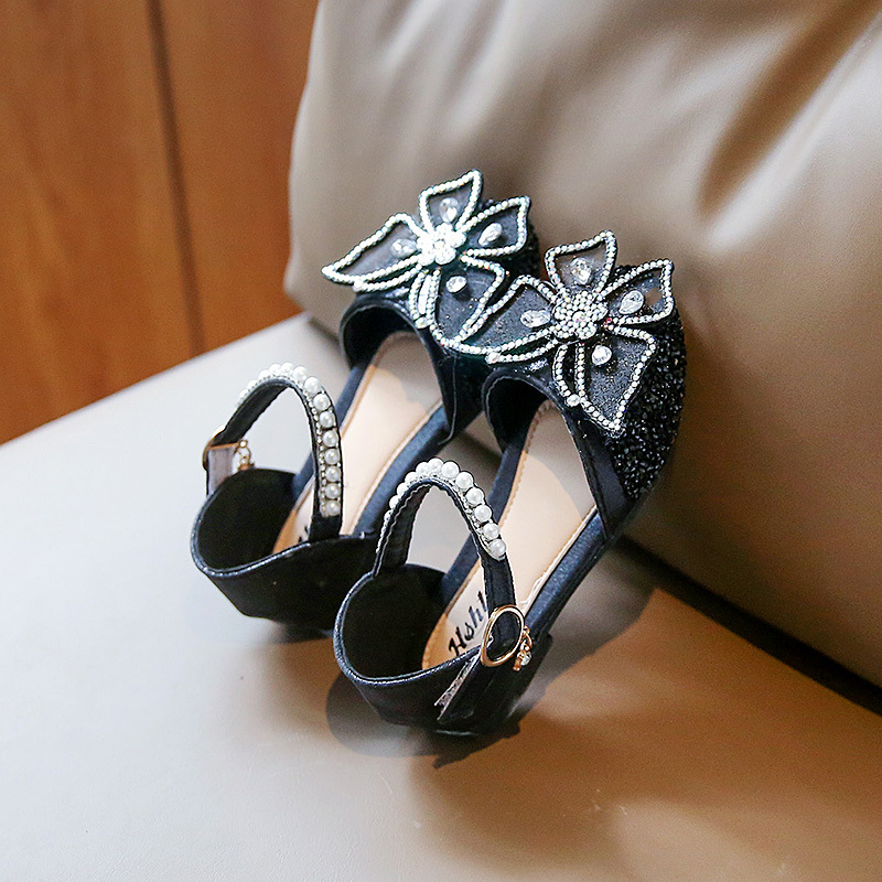 Meitenēm paredzētas sandales ar spīdumiem un lielu lenti, augšējā daļa no mākslīgās ādas, Velcro aizdare, PU zolīte