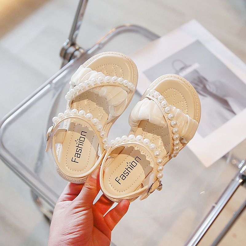 Pentru fete: sandale cu deget deschis, bretea simplă, pandantiv cu perlă, talpă antiderapantă, închidere Velcro