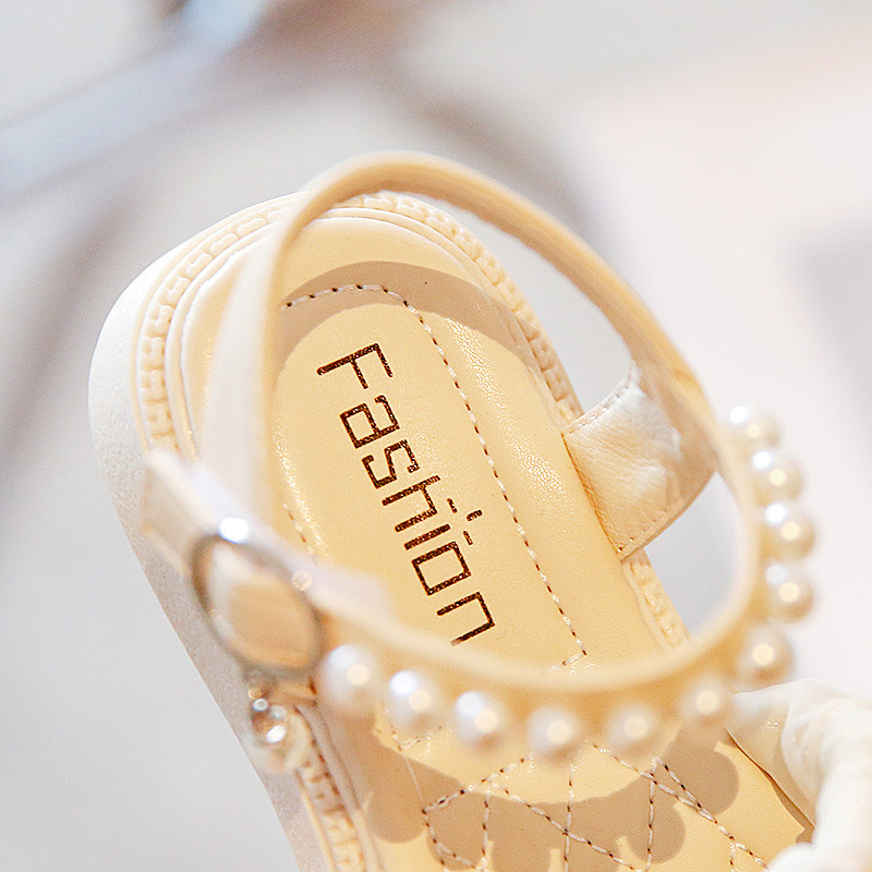 Pentru fete: sandale cu deget deschis, bretea simplă, pandantiv cu perlă, talpă antiderapantă, închidere Velcro