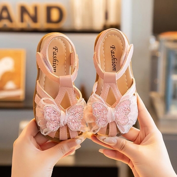 Meitenēm paredzētas brīvdabas sandales ar mākslīgās ādas augšdaļu un mīkstu zoli, 7–12 gadi