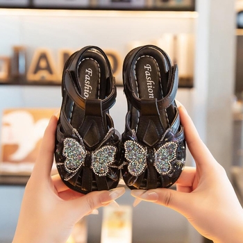 Meitenēm paredzētas brīvdabas sandales ar mākslīgās ādas augšdaļu un mīkstu zoli, 7–12 gadi