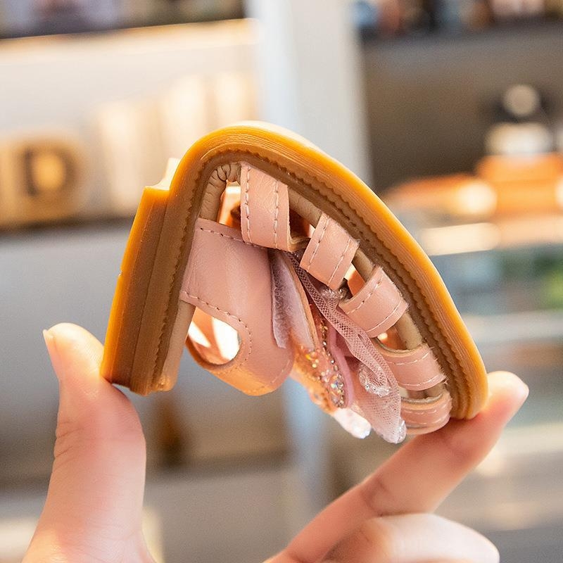 Meitenēm paredzētas brīvdabas sandales ar mākslīgās ādas augšdaļu un mīkstu zoli, 7–12 gadi