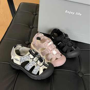 Bērnu sporta sandales ar augšējo daļu no sietveida materiāla, Velcro aizdare, gumijas zole, vienkrāsains modelis, vecuma diapazons 4–16 gadi