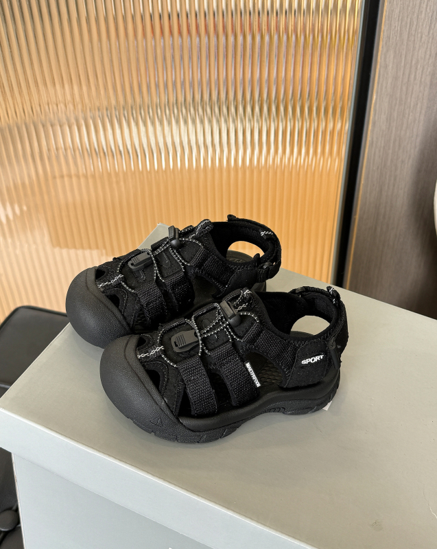 Bērnu sporta sandales ar augšējo daļu no sietveida materiāla, Velcro aizdare, gumijas zole, vienkrāsains modelis, vecuma diapazons 4–16 gadi