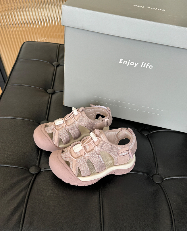 Bērnu sporta sandales ar augšējo daļu no sietveida materiāla, Velcro aizdare, gumijas zole, vienkrāsains modelis, vecuma diapazons 4–16 gadi