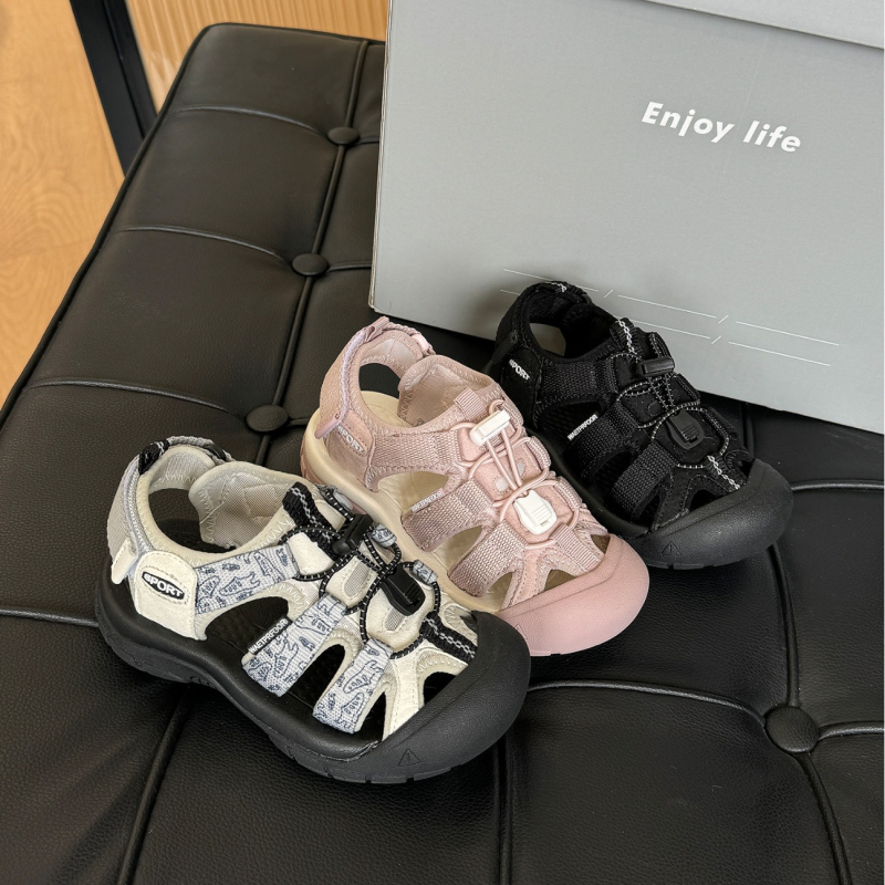 Bērnu sporta sandales ar augšējo daļu no sietveida materiāla, Velcro aizdare, gumijas zole, vienkrāsains modelis, vecuma diapazons 4–16 gadi