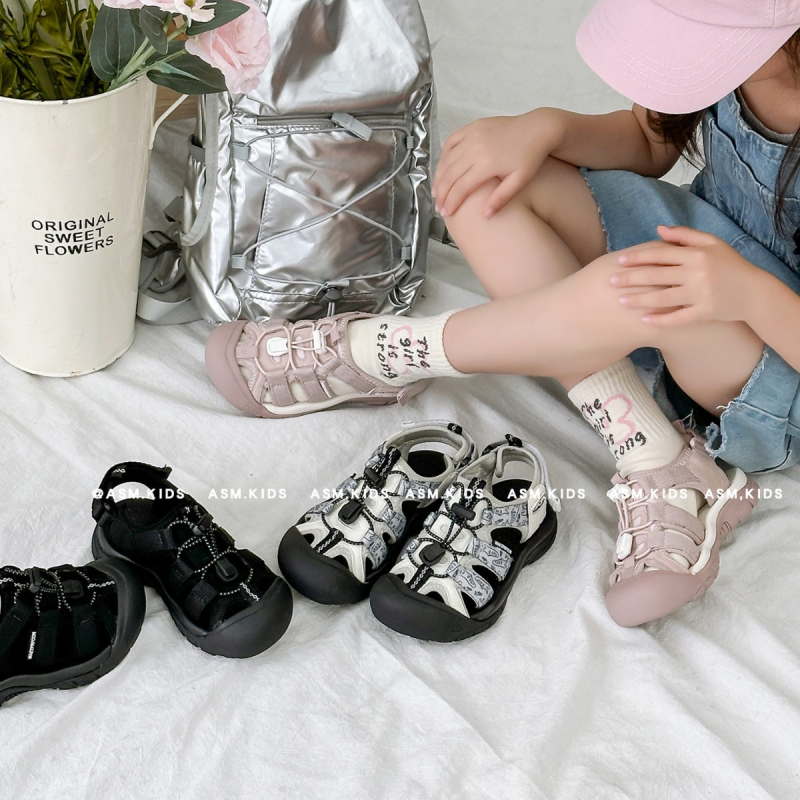 Bērnu sporta sandales ar augšējo daļu no sietveida materiāla, Velcro aizdare, gumijas zole, vienkrāsains modelis, vecuma diapazons 4–16 gadi