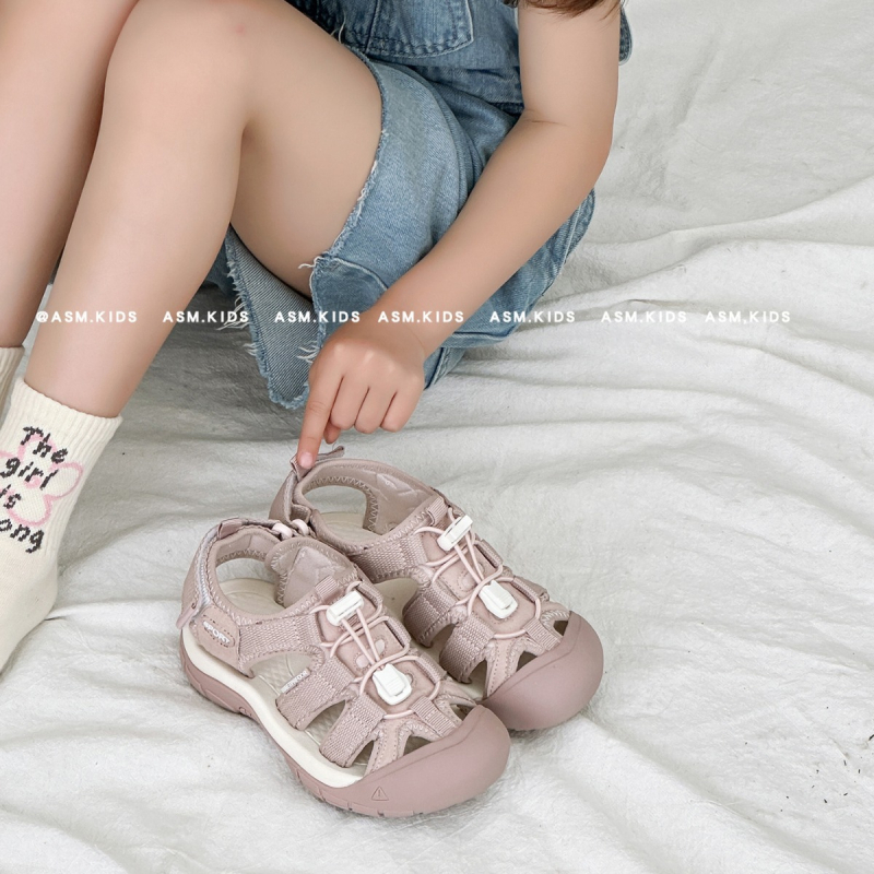 Bērnu sporta sandales ar augšējo daļu no sietveida materiāla, Velcro aizdare, gumijas zole, vienkrāsains modelis, vecuma diapazons 4–16 gadi