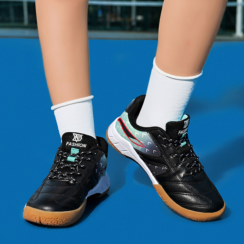 Dječje tenisice za više sportova – badminton, stolni tenis i tenis – gornji dio od sintetičke kože, gumeni potplat, prozračne, protuklizne, apsorbiraju udarce