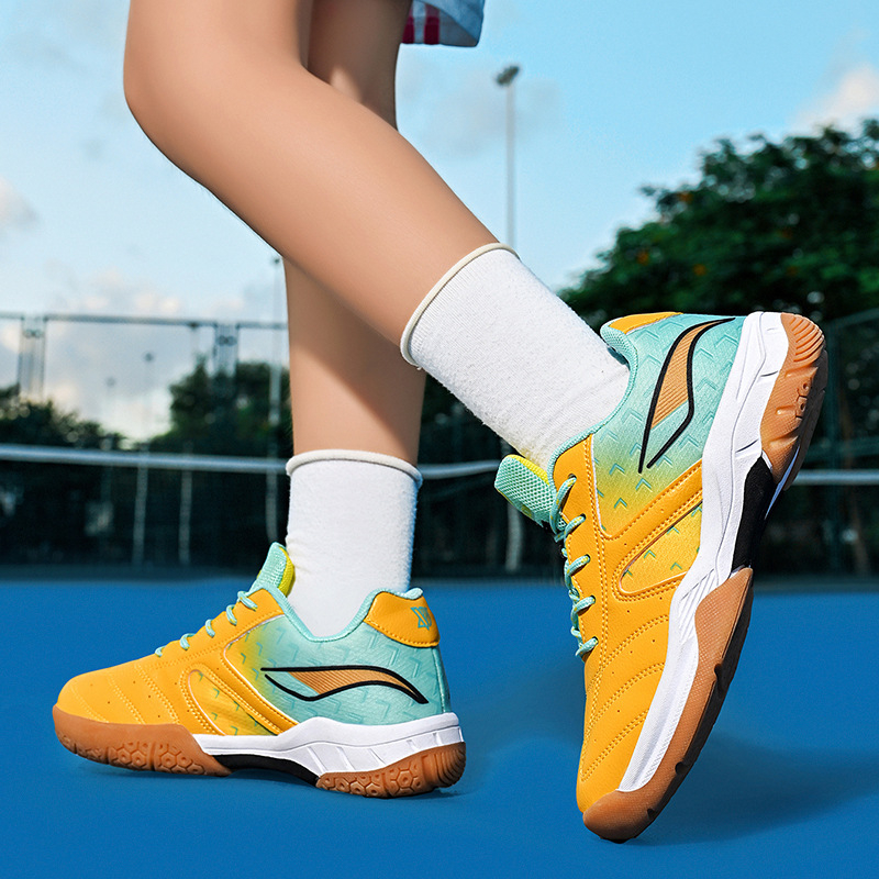 Dječje tenisice za više sportova – badminton, stolni tenis i tenis – gornji dio od sintetičke kože, gumeni potplat, prozračne, protuklizne, apsorbiraju udarce