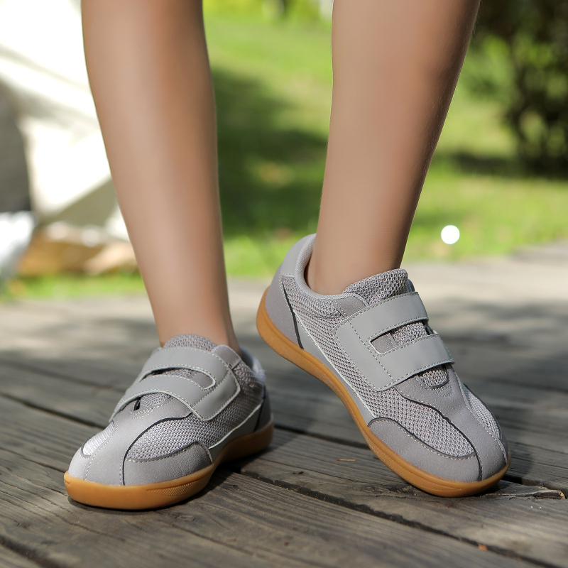 Dječje Flyknit tenisice za unutarnje treninge i stazu – 4E široke, prozračne, lagane, Velcro, gumeni đon