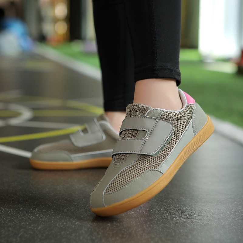 Dječje Flyknit tenisice za unutarnje treninge i stazu – 4E široke, prozračne, lagane, Velcro, gumeni đon