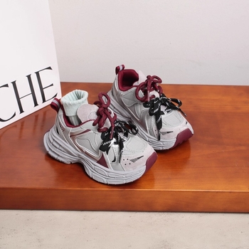 Dječje tenisice u stilu dad shoes s debelom potplatom i zatvaranjem na Velcro, gornji dio od mikrovlatene kože, potplat od gume, sezone zima/proljeće/jesen, dob 4–16 godina