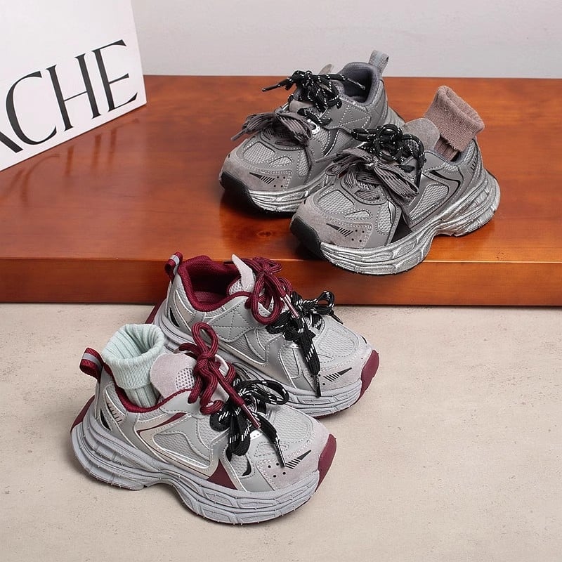 Dječje tenisice u stilu dad shoes s debelom potplatom i zatvaranjem na Velcro, gornji dio od mikrovlatene kože, potplat od gume, sezone zima/proljeće/jesen, dob 4–16 godina