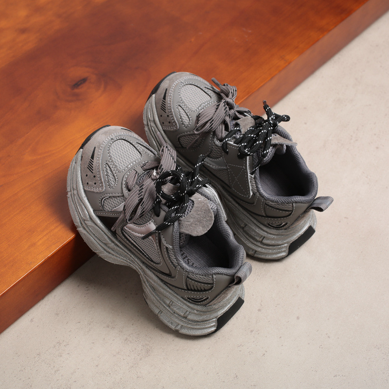 Dječje tenisice u stilu dad shoes s debelom potplatom i zatvaranjem na Velcro, gornji dio od mikrovlatene kože, potplat od gume, sezone zima/proljeće/jesen, dob 4–16 godina