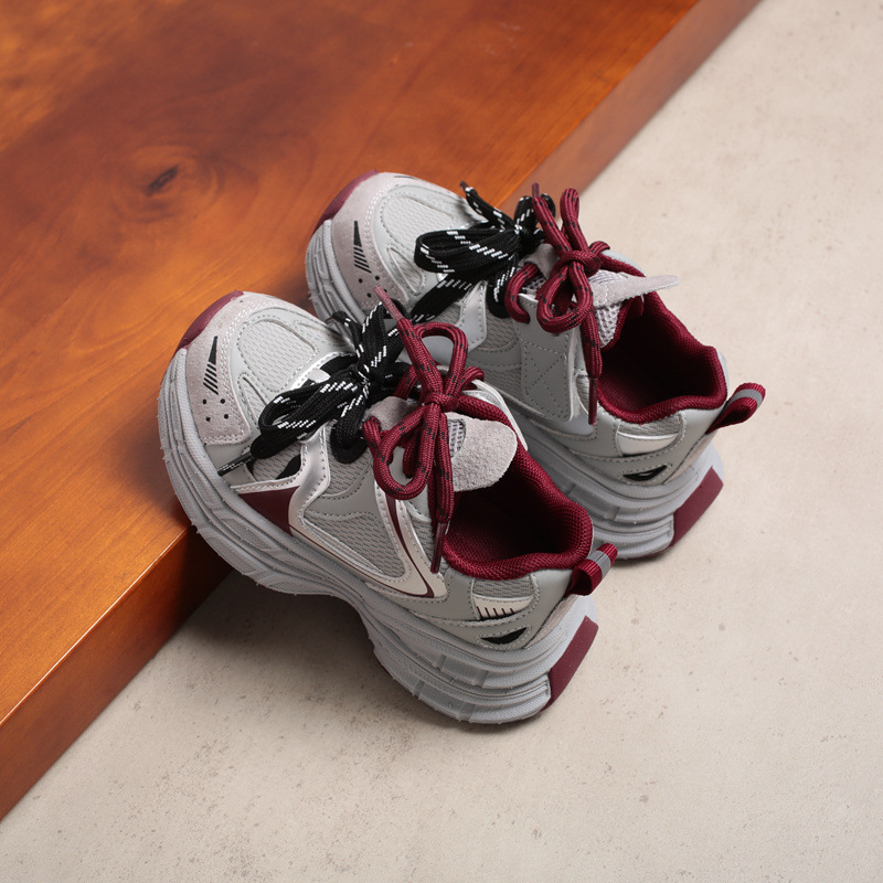 Dječje tenisice u stilu dad shoes s debelom potplatom i zatvaranjem na Velcro, gornji dio od mikrovlatene kože, potplat od gume, sezone zima/proljeće/jesen, dob 4–16 godina