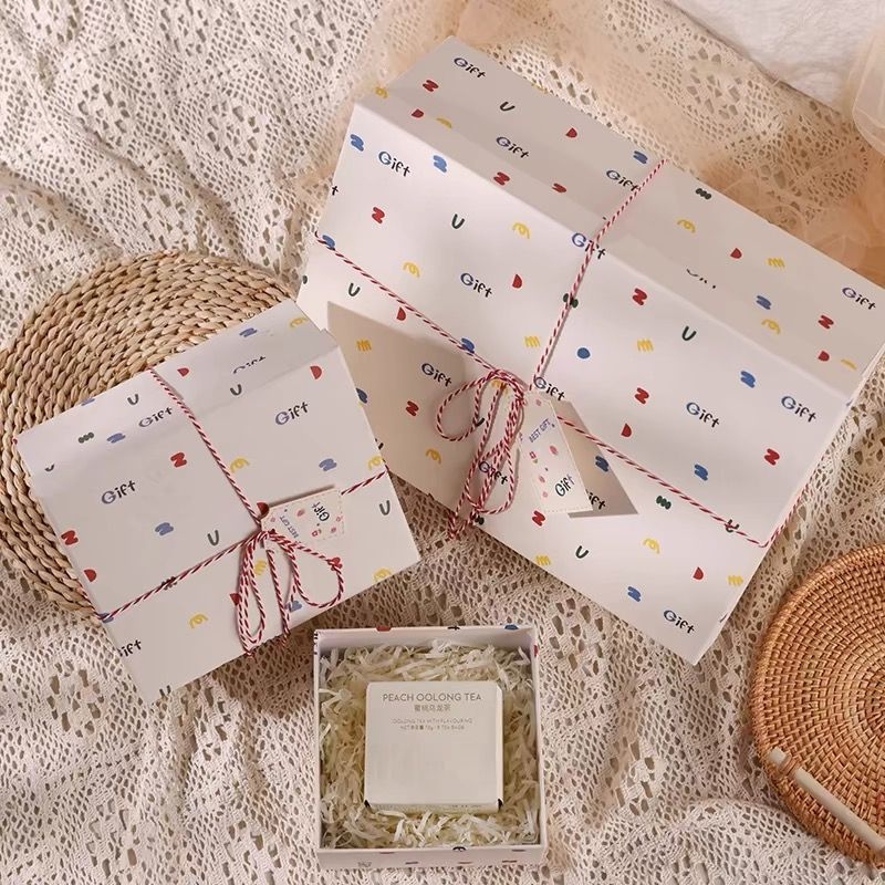 Dāvanu iepakojuma kārba no īpaša papīra, spīdīgs pārklājums, iespējama logotipa drukāšana, stils Japāna un Dienvidkoreja, piemērots dzimšanas dienas dāvanai