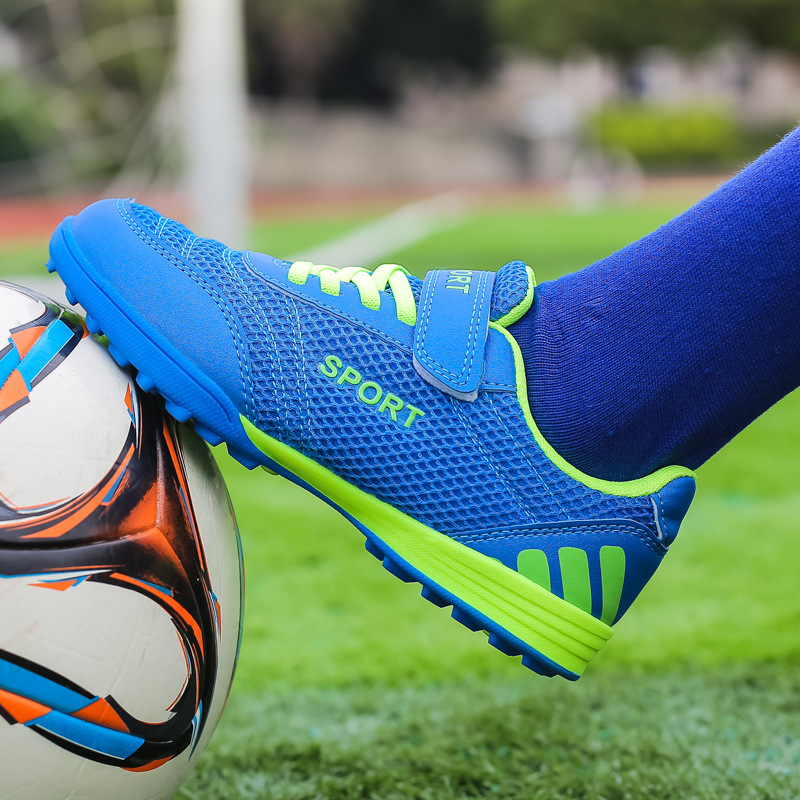 Παιδικά παπούτσια ποδοσφαίρου με Velcro κούμπωμα, διαπνέον εσωτερικό από πλέγμα, άνω μέρος από συνθετικό δέρμα, χαμηλό κόψιμο, αντιολισθητική σόλα από καουτσούκ