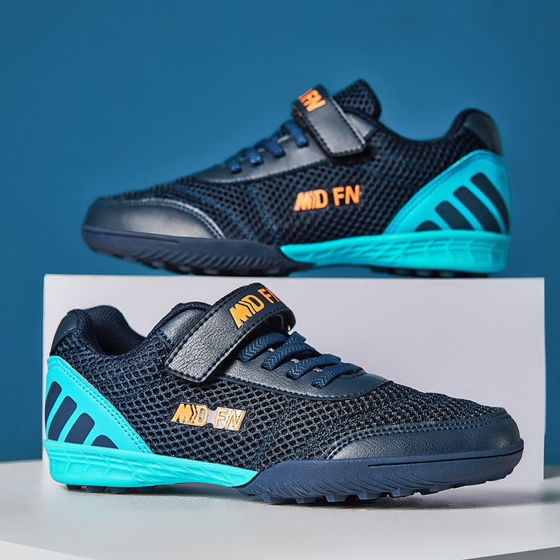 Παιδικά παπούτσια ποδοσφαίρου με Velcro κούμπωμα, διαπνέον εσωτερικό από πλέγμα, άνω μέρος από συνθετικό δέρμα, χαμηλό κόψιμο, αντιολισθητική σόλα από καουτσούκ