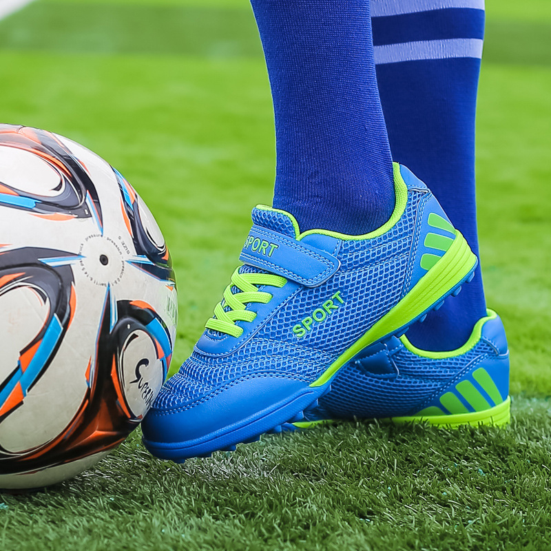 Παιδικά παπούτσια ποδοσφαίρου με Velcro κούμπωμα, διαπνέον εσωτερικό από πλέγμα, άνω μέρος από συνθετικό δέρμα, χαμηλό κόψιμο, αντιολισθητική σόλα από καουτσούκ