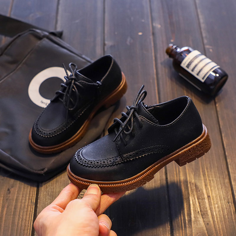 Gyerekeknek készült bőrcipő (felső: Ultrafilm bőr; talp: marha inas; stílus: angol; pöttyös minta; oldalsó cipzár)