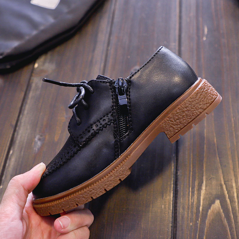 Gyerekeknek készült bőrcipő (felső: Ultrafilm bőr; talp: marha inas; stílus: angol; pöttyös minta; oldalsó cipzár)