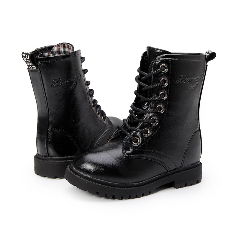 Dječje čizme - korejski stil, bočni zatvarač, gumena potplata, gornji dio od umjetne kože, srednja duljina čizme (Gornji dio: umjetna koža; Đon: gumeni; Stil: korejski; Zatvarač: bočni; Duljina čizme: srednja)