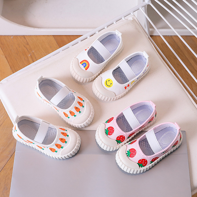 Lányok vászoncipő – slip-on, Cartoon Graffiti minta, alacsony fazon, felsőrész: vászon, talp: műanyag, talpbetét: textil, bélés: pamut, 1–6 éves korosztály, tavasz-nyár-ősz