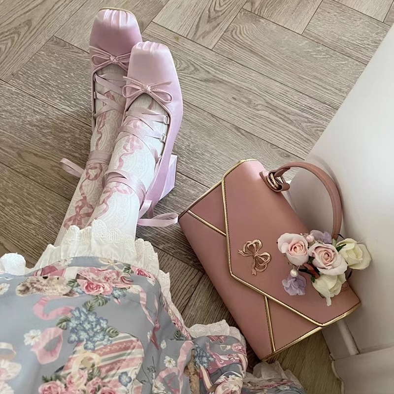 Szatén szalagos Mary Jane magassarkú cipő — négyszögletes orr, szatén felsőrész, 6–8 cm vastag sarok