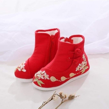 Lányoknak készült őszi-téli rövidcsizma etnikus hímzéssel, hagyományos kínai ihletésű dizájn, táncelőadásokhoz, felső rész: pamut, talp: marha ín, 1–3 éveseknek