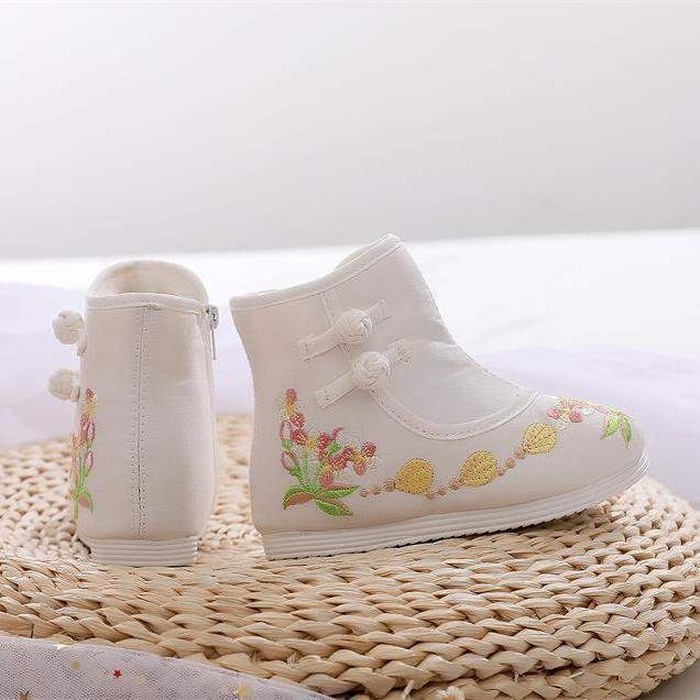 Lányoknak készült őszi-téli rövidcsizma etnikus hímzéssel, hagyományos kínai ihletésű dizájn, táncelőadásokhoz, felső rész: pamut, talp: marha ín, 1–3 éveseknek