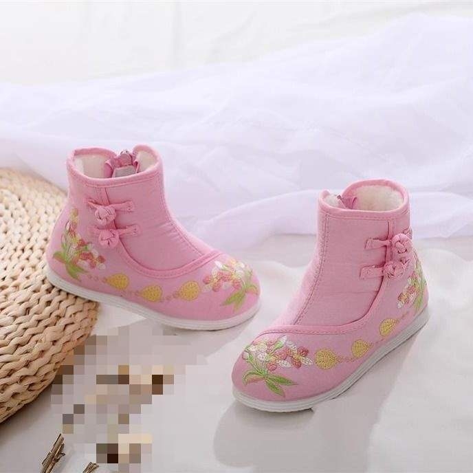 Lányoknak készült őszi-téli rövidcsizma etnikus hímzéssel, hagyományos kínai ihletésű dizájn, táncelőadásokhoz, felső rész: pamut, talp: marha ín, 1–3 éveseknek