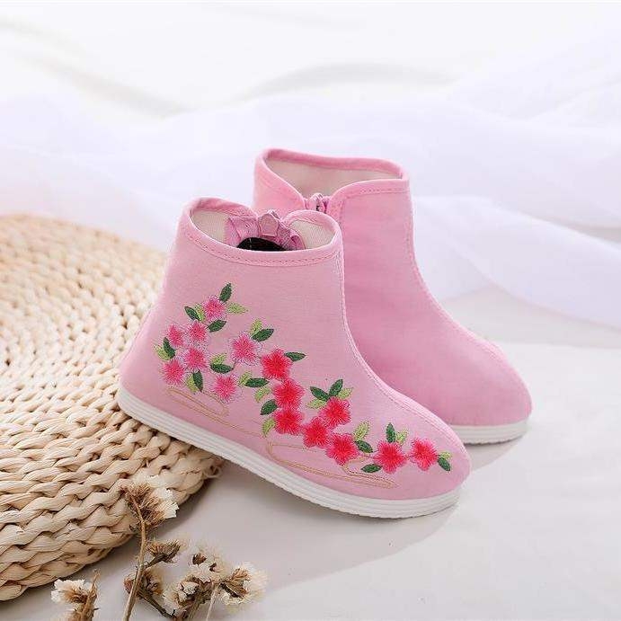 Lányoknak készült őszi-téli rövidcsizma etnikus hímzéssel, hagyományos kínai ihletésű dizájn, táncelőadásokhoz, felső rész: pamut, talp: marha ín, 1–3 éveseknek